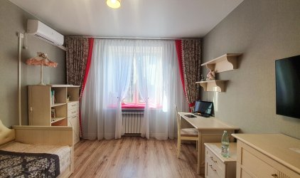 Шторы в детскую с кружевом и сиденьем на подоконнике - фото Шторы в детскую с кружевом и сиденьем на подоконнике