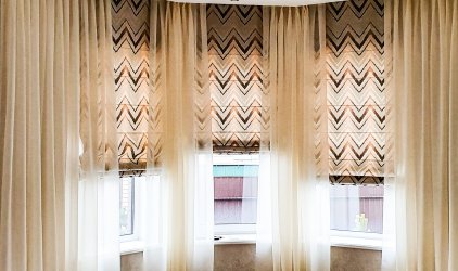 Римские шторы на эркерное окно из жаккардовой портьеры